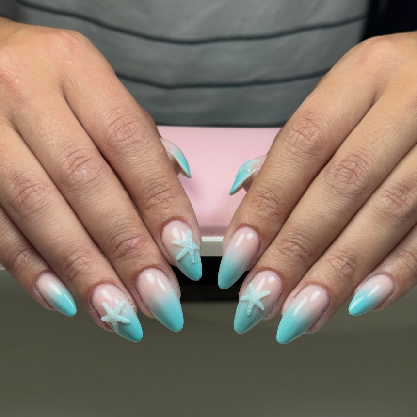 Ongles amande dégradé turquoise et étoiles de mer en 3D